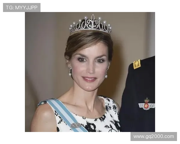 西班牙足球明星的妻子们美丽瞬间大揭秘，时尚与魅力并存的生活照分享